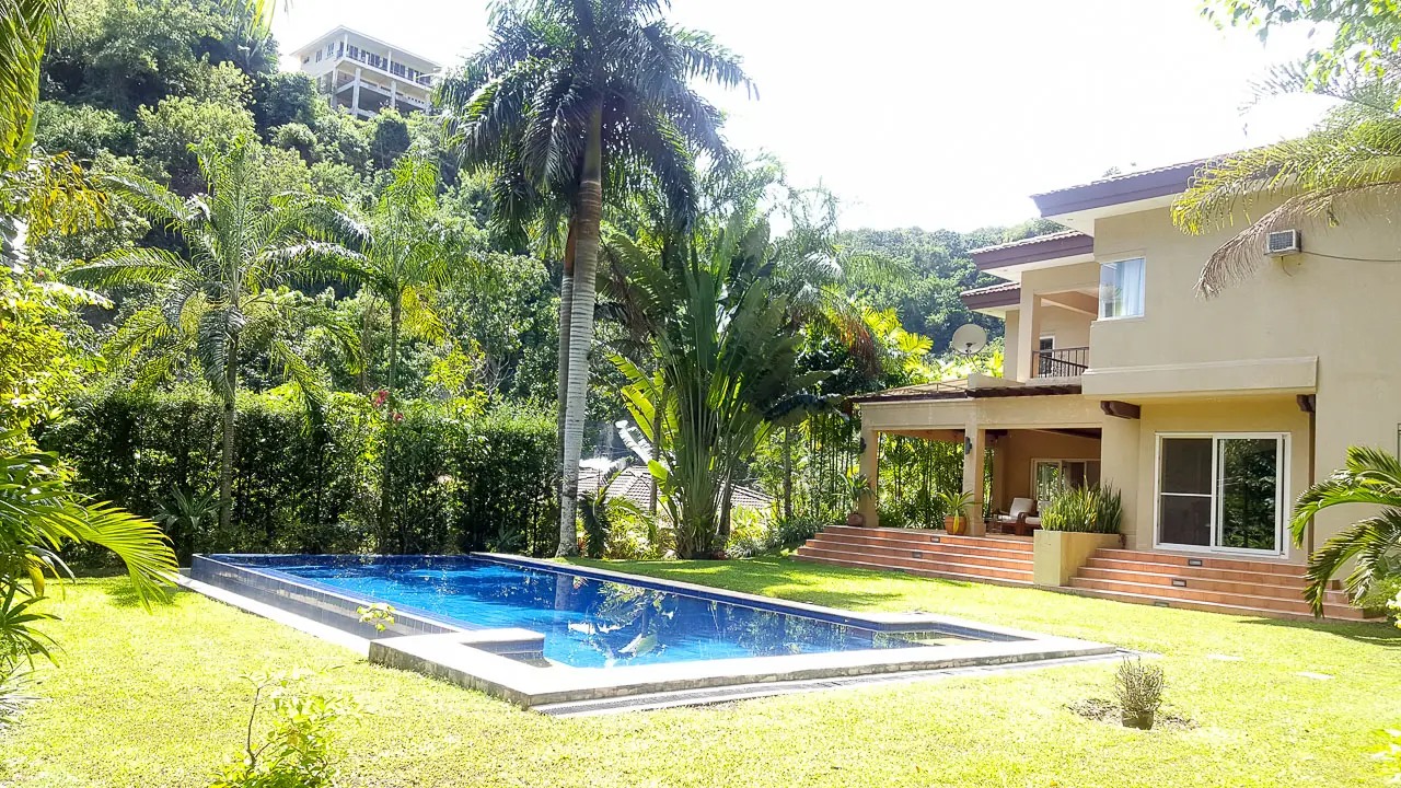 House for Rent in Maria Luisa