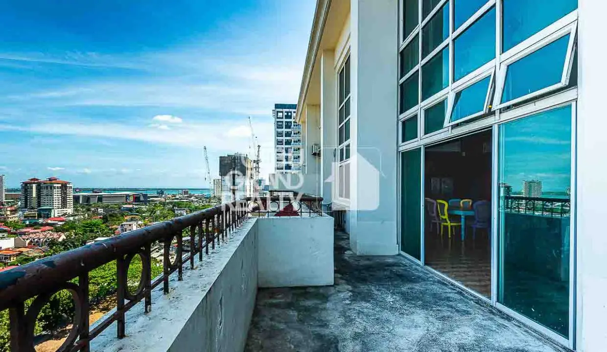 SRBPT5 Stylish Bi-Level Penthouse for Sale in Park Tower 1 - 7