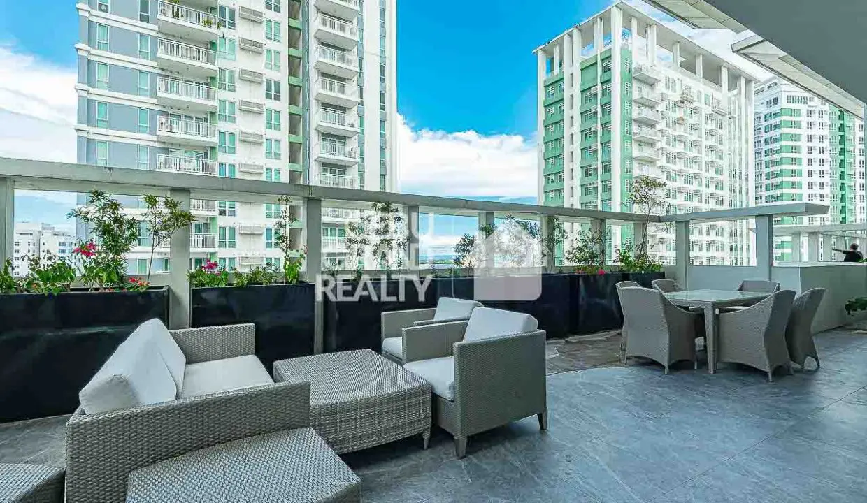 RCAV12 Elegant Condo with Designer Kitchen and Scenic Balcony in Cebu - 11