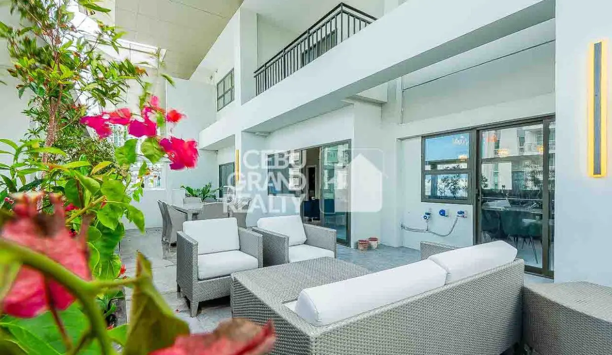 RCAV12 Elegant Condo with Designer Kitchen and Scenic Balcony in Cebu - 12