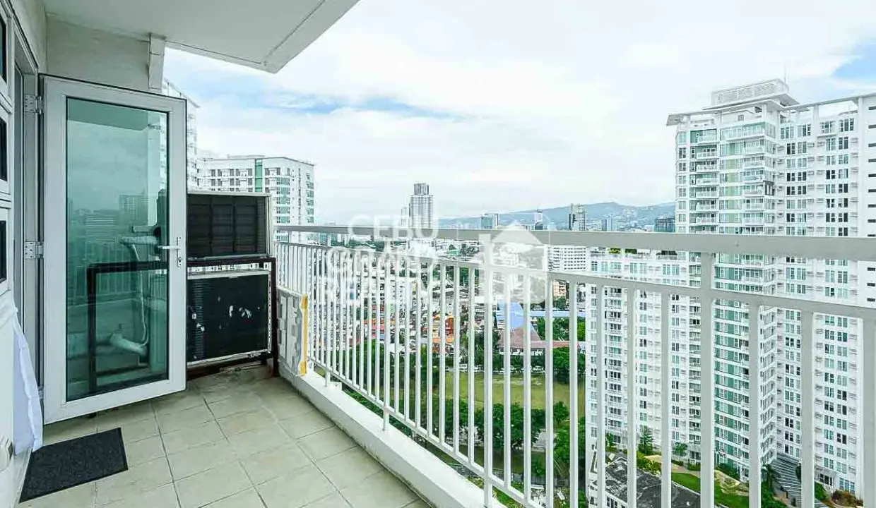 RCS58 Serene Condo with Private Balcony and Cityscape Views in Solinea - Cebu Grand Realty (12)