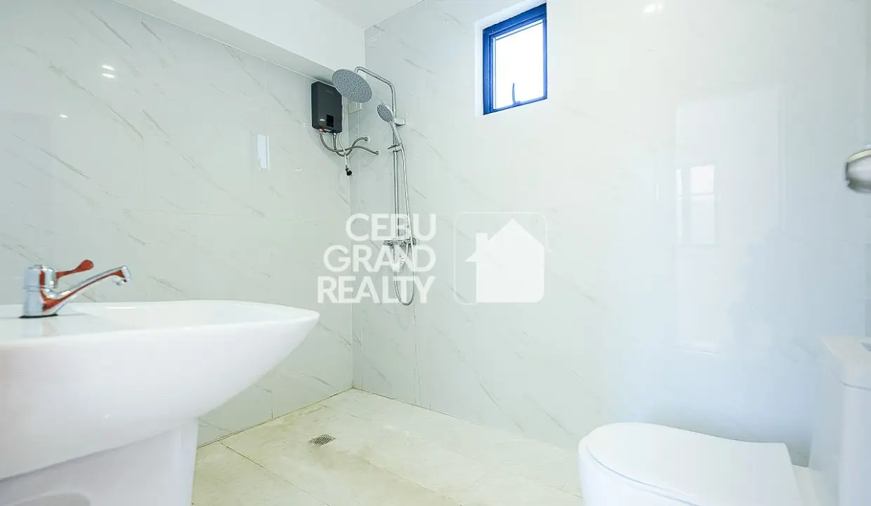 RHMGH1 Sleek Modern Townhouse with Spacious Balcony and Carport in Lahug - Cebu Grand Realty (10)