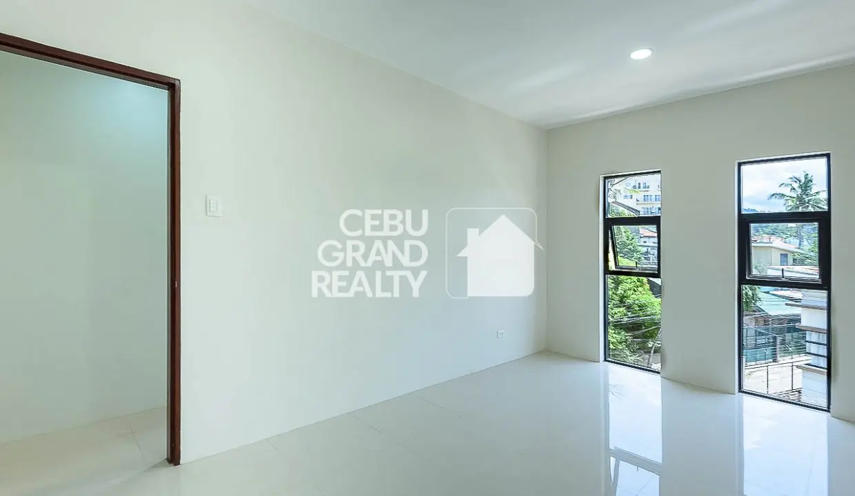 RHMGH1 Sleek Modern Townhouse with Spacious Balcony and Carport in Lahug - Cebu Grand Realty (12)