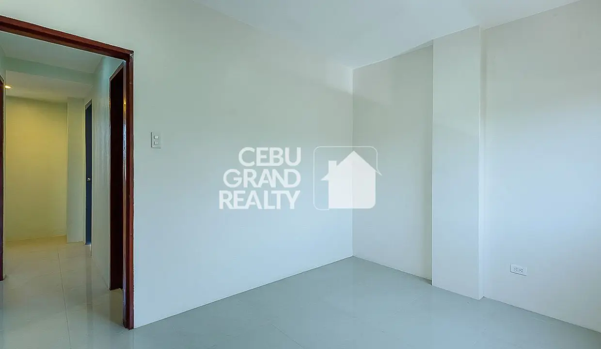 RHMGH1 Sleek Modern Townhouse with Spacious Balcony and Carport in Lahug - Cebu Grand Realty (14)