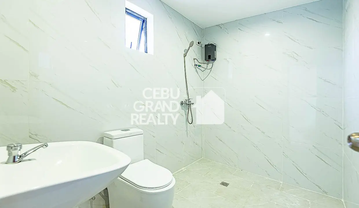 RHMGH1 Sleek Modern Townhouse with Spacious Balcony and Carport in Lahug - Cebu Grand Realty (15)