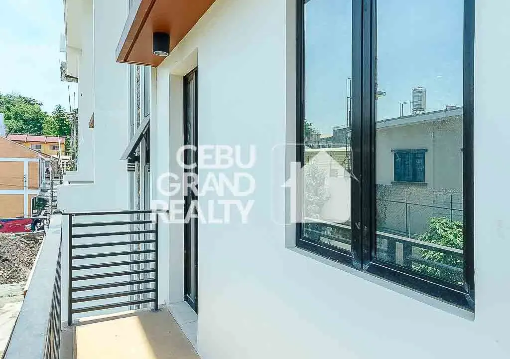 RHMGH1 Sleek Modern Townhouse with Spacious Balcony and Carport in Lahug - Cebu Grand Realty (16)