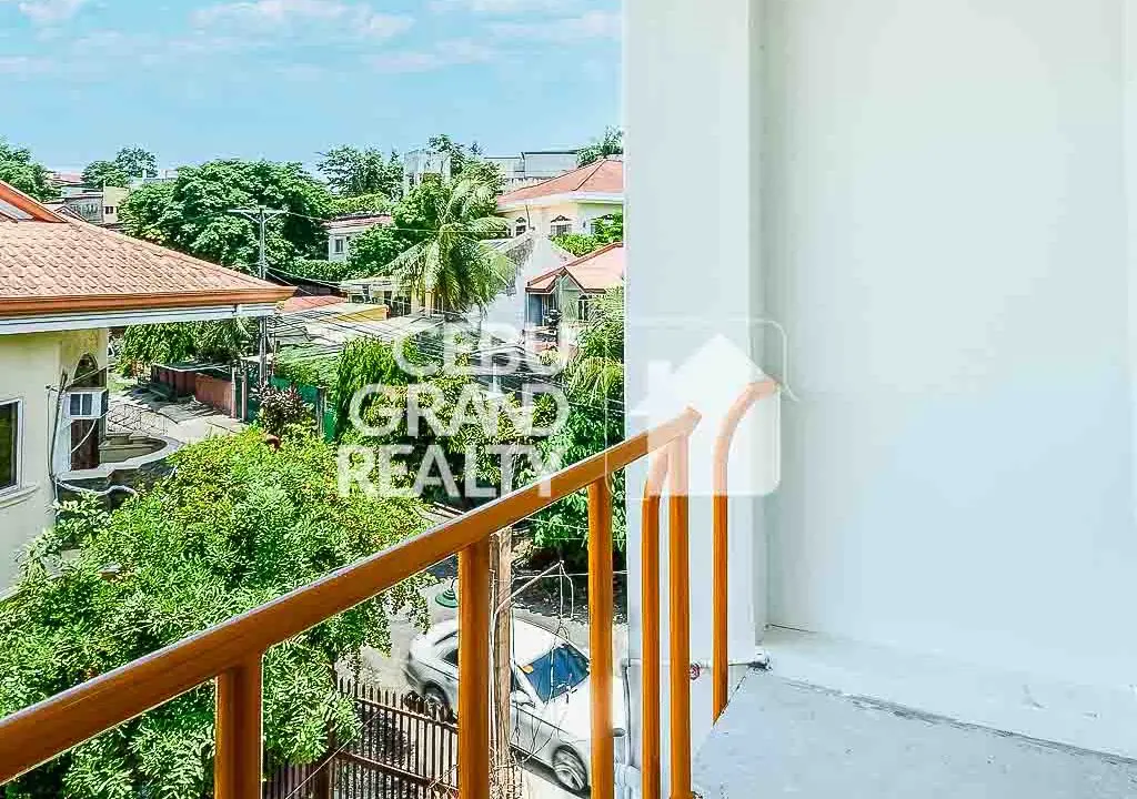 RHMGH1 Sleek Modern Townhouse with Spacious Balcony and Carport in Lahug - Cebu Grand Realty (19)