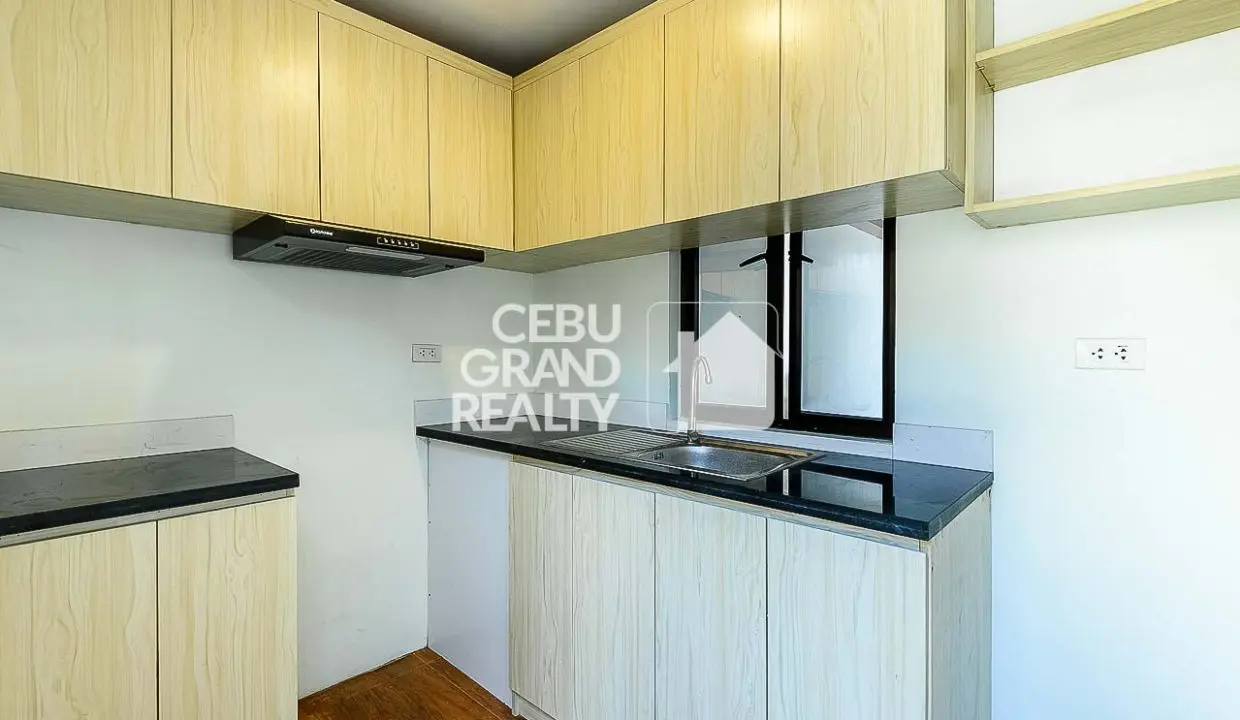 RHMGH1 Sleek Modern Townhouse with Spacious Balcony and Carport in Lahug - Cebu Grand Realty (5)