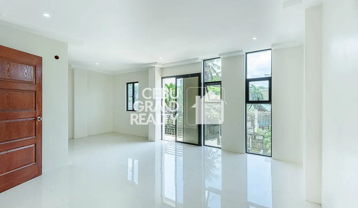 RHMGH1 Sleek Modern Townhouse with Spacious Balcony and Carport in Lahug - Cebu Grand Realty (6)