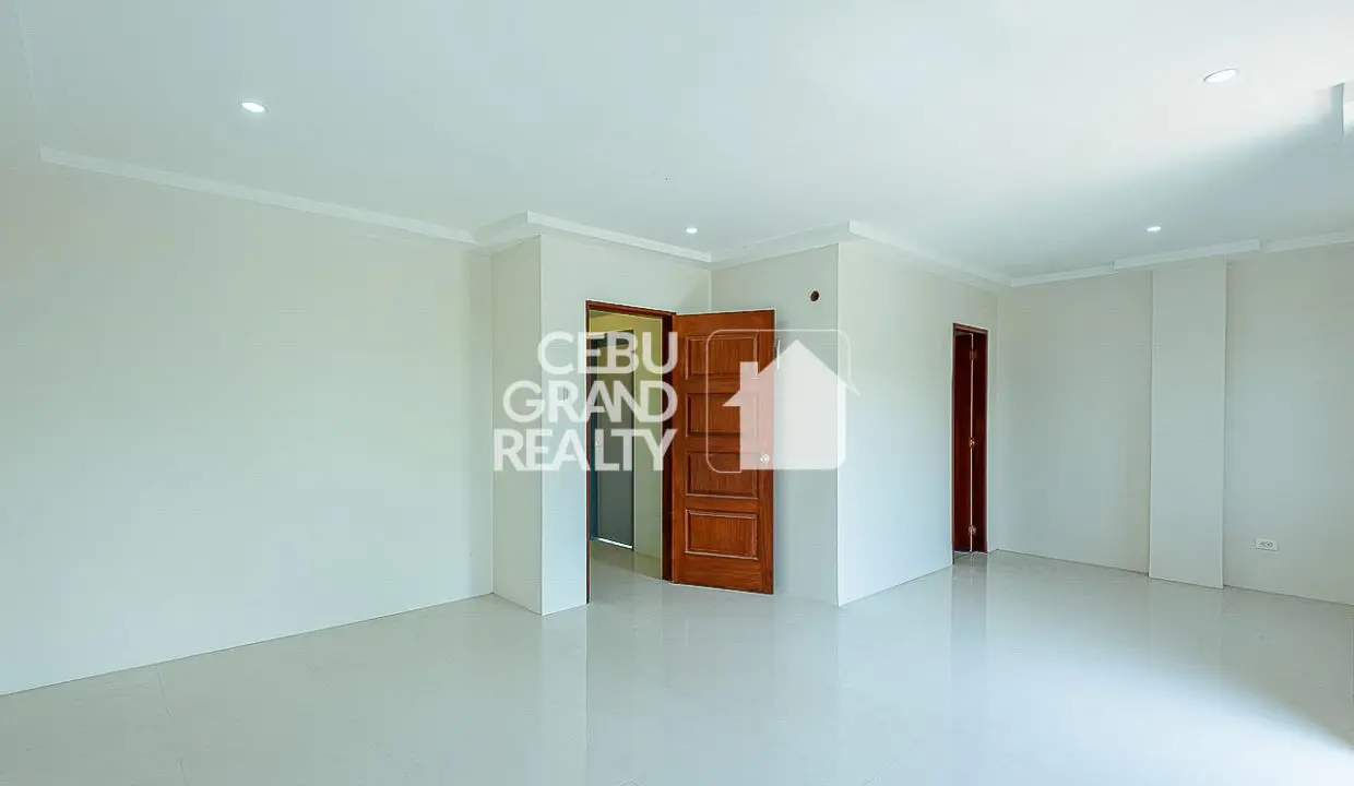 RHMGH1 Sleek Modern Townhouse with Spacious Balcony and Carport in Lahug - Cebu Grand Realty (9)