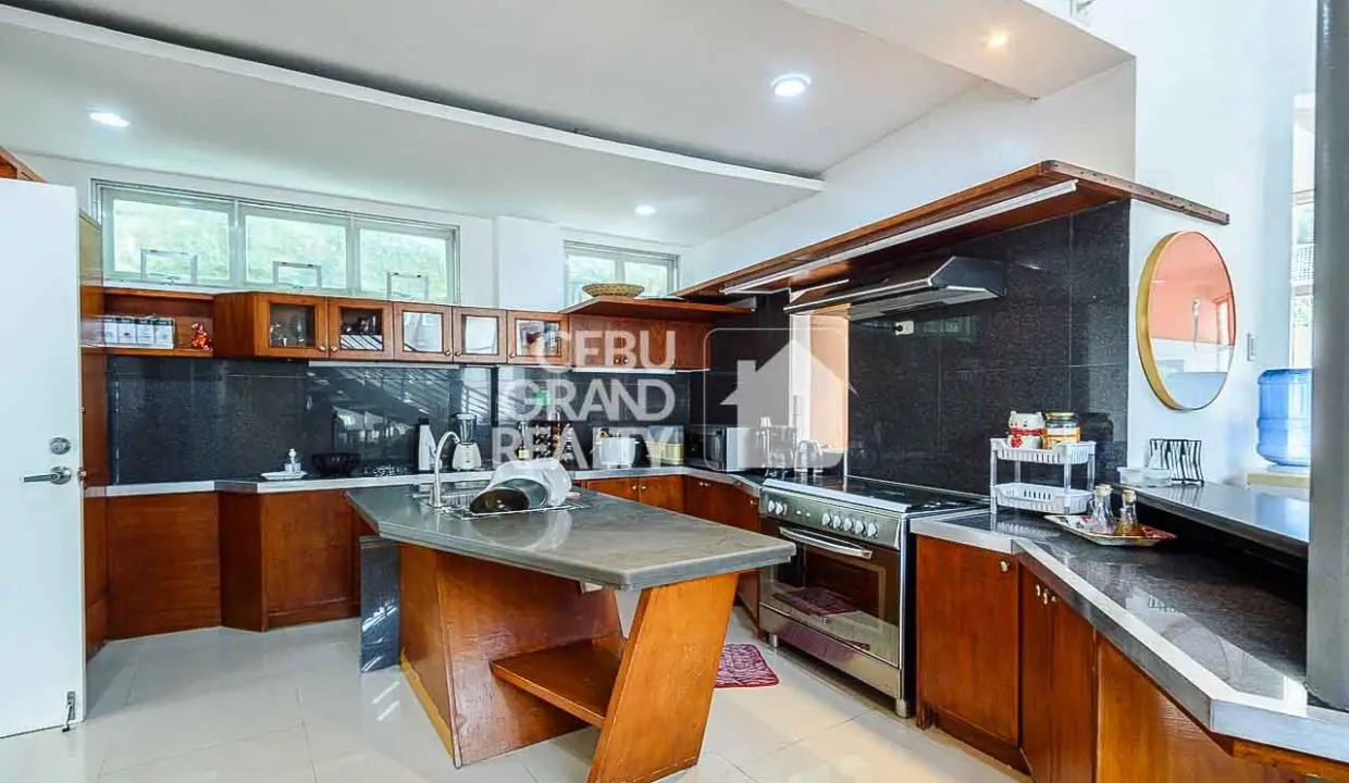 SRBML101 Stylish Multi-Level Home with Scenic Outdoor Views - Cebu Grand Realty (4)