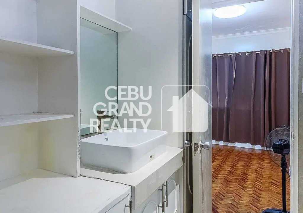 RHALP1 Sleek Residential Home with Secure Spacious Driveway Parking in Lahug - Cebu Grand Realty (21)