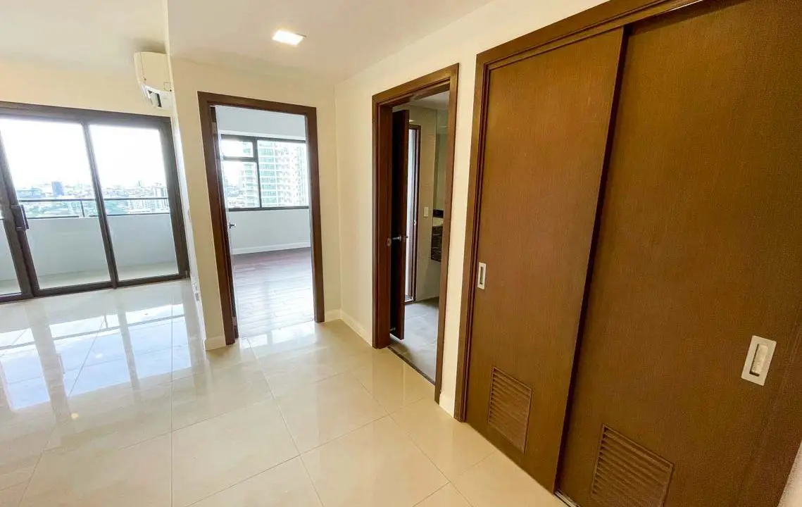 SRDALC5 Upscale 1 Bedroom Condo Unit with Expansive Views in The Alcoves - Cebu Grand Realty (2)