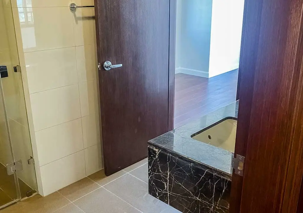 SRDALC6 Spacious Corner One-Bedroom Condo with high-end finishes in The Alcoves - Cebu Grand Realty (5)