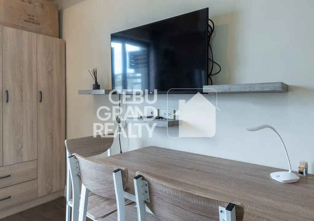 RCGR4 Furnished Studio with Balcony and City View in Grand Residences - Cebu Grand Realty 4