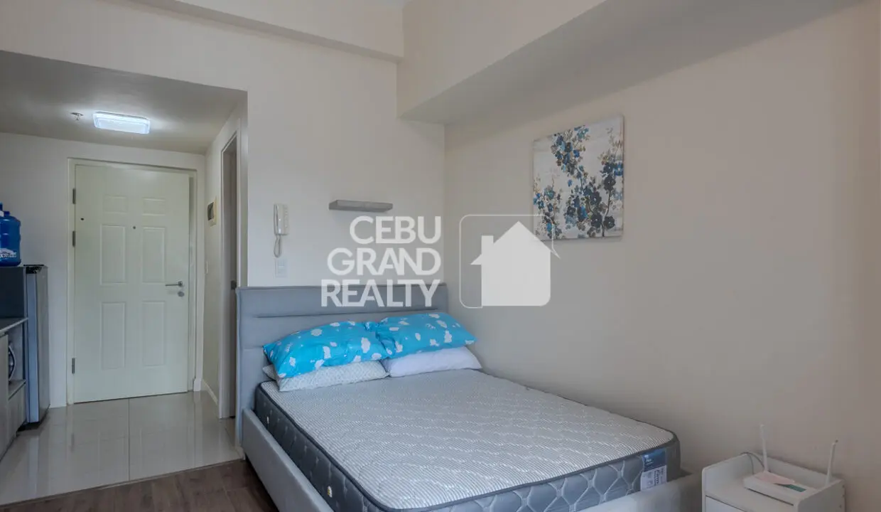 RCGR4 Furnished Studio with Balcony and City View in Grand Residences - Cebu Grand Realty 6