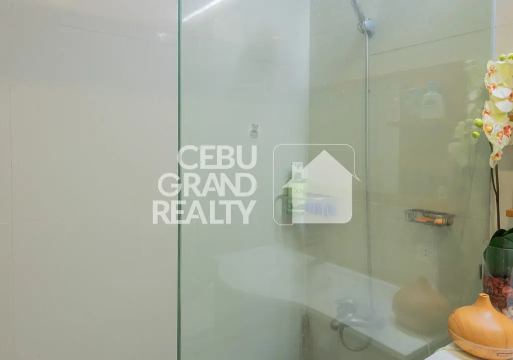 SRBQSM2 Spacious Condo with Modern Interiors in Queensland Manor - Cebu Grand Realty 10