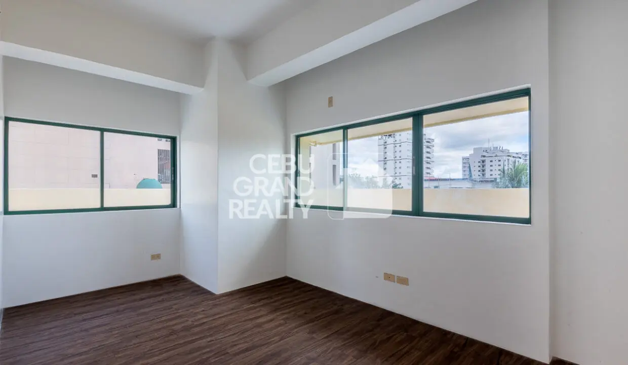 SRBEAT6 Bright and Inviting Condo in East Aurora Tower - Cebu Grand Realty 3