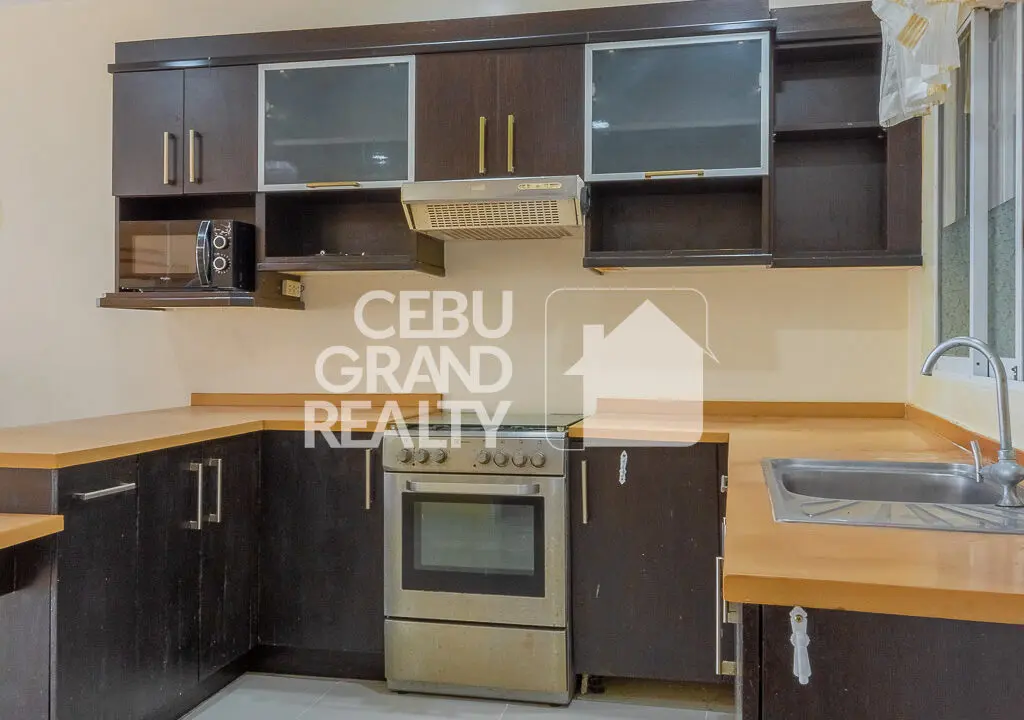 RHPT13- Elegant Home with High Ceilings and Balcony Cebu Grand Realty (10)