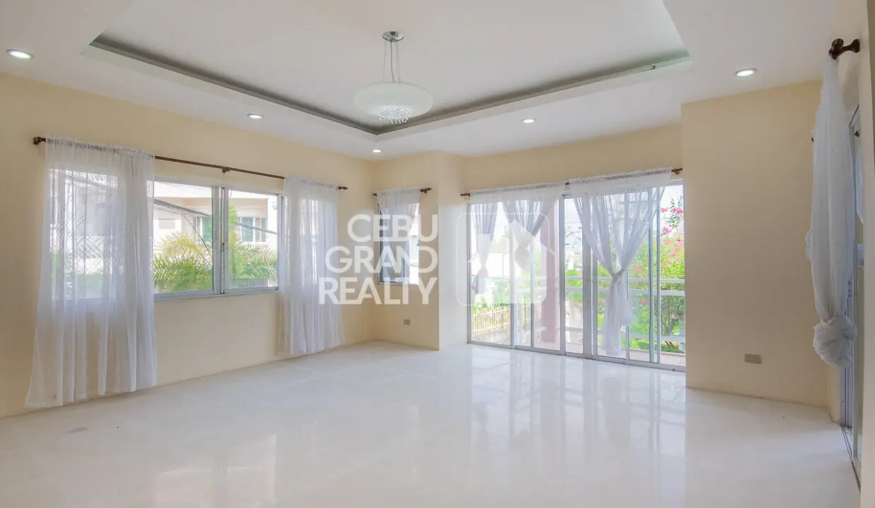 RHPT13- Elegant Home with High Ceilings and Balcony Cebu Grand Realty (11)