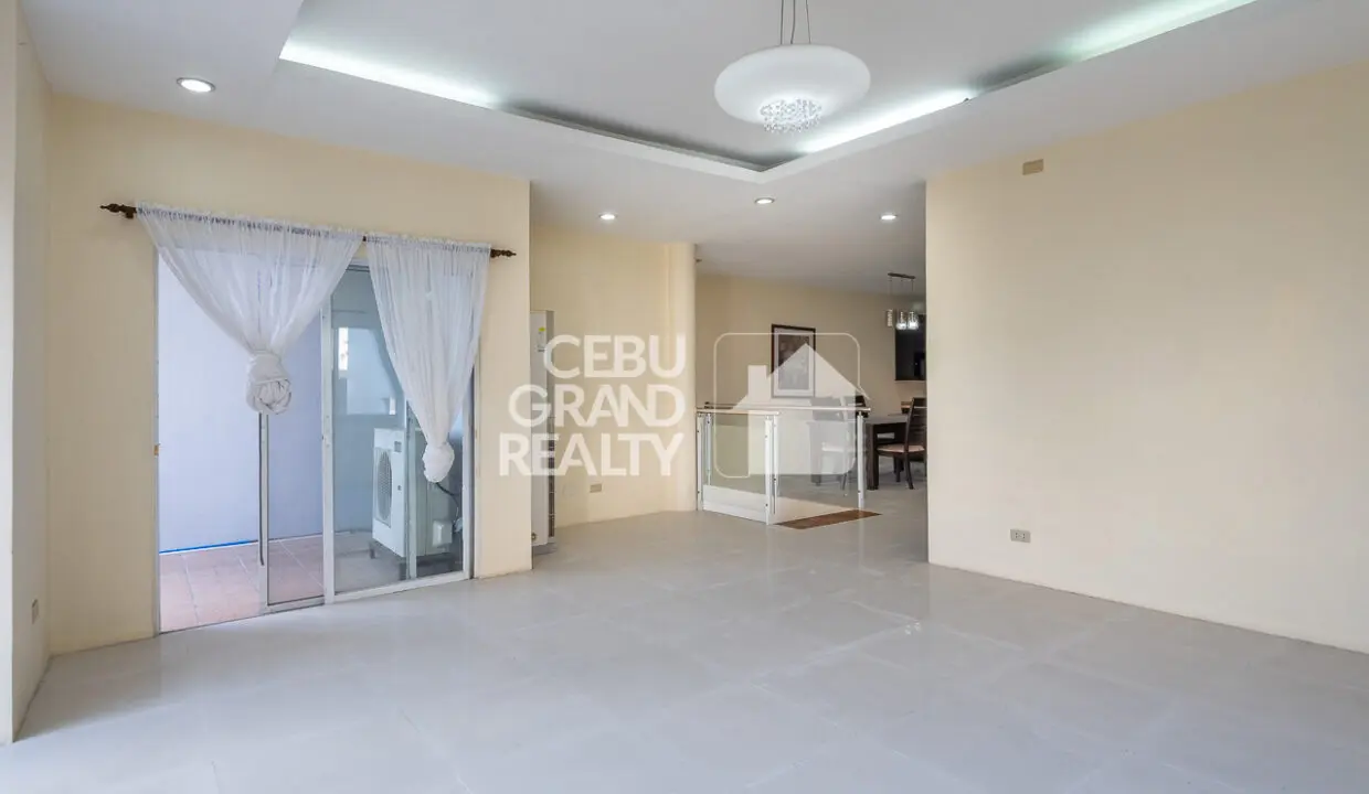 RHPT13- Elegant Home with High Ceilings and Balcony Cebu Grand Realty (12)