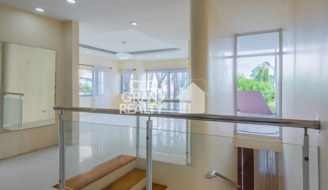 RHPT13- Elegant Home with High Ceilings and Balcony Cebu Grand Realty (6)