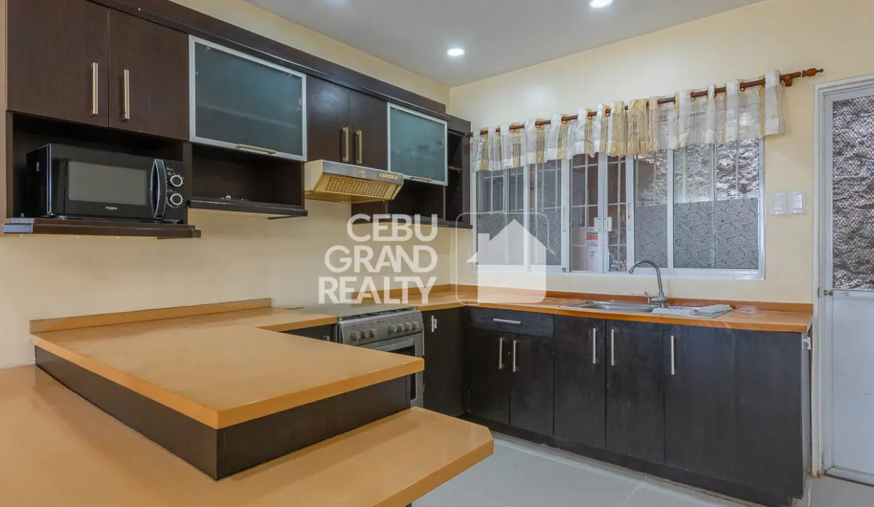 RHPT13- Elegant Home with High Ceilings and Balcony Cebu Grand Realty (9)