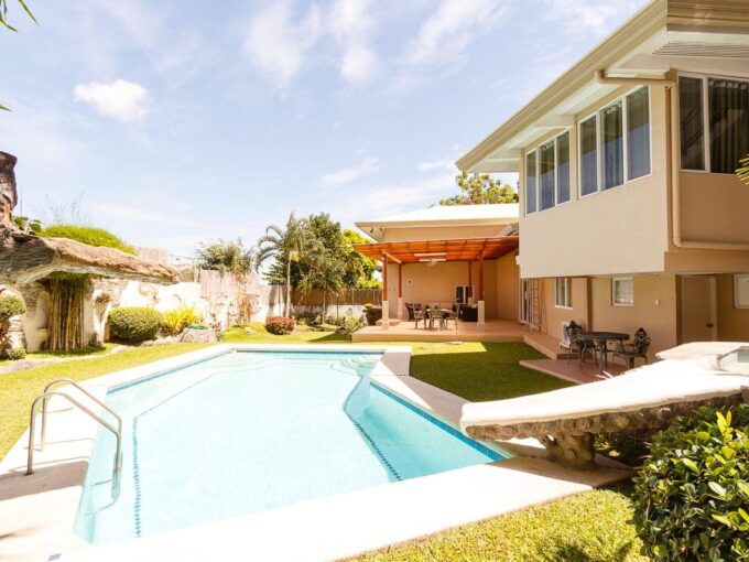 House for Rent in Maria Luisa