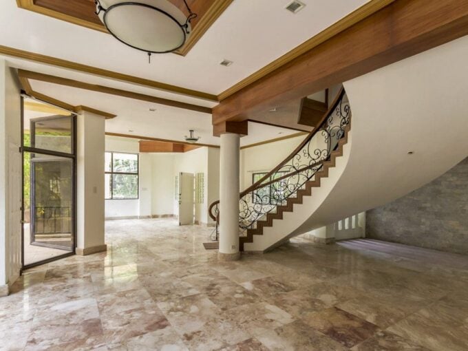 House for Sale in Maria Luisa