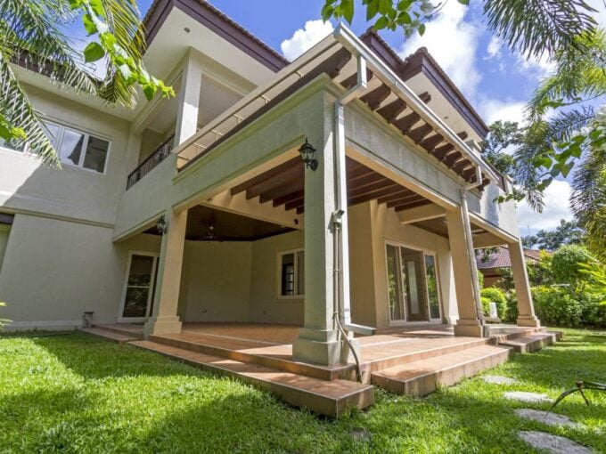 House with Swimming Pool for Sale