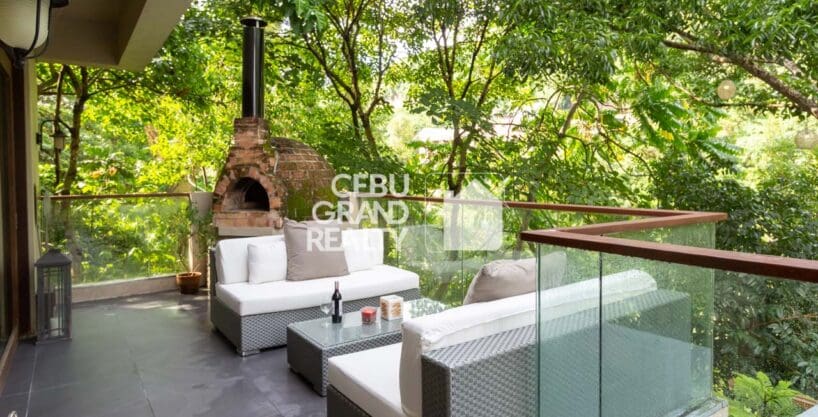 Luxurious Modern Home with Lush Forest Views in Maria Luisa