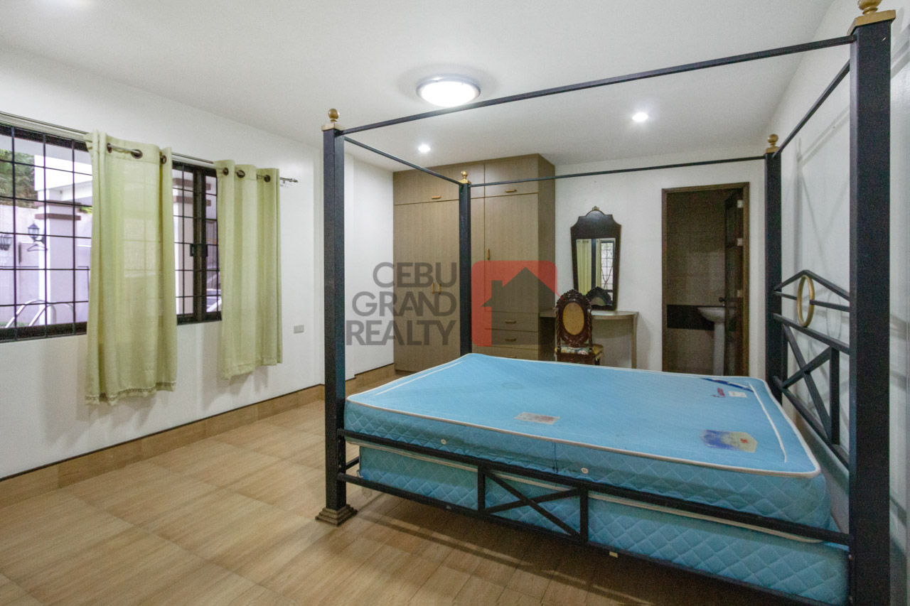 RHML70 5 Bedroom House with Swimming Pool for Sale in Maria Luis