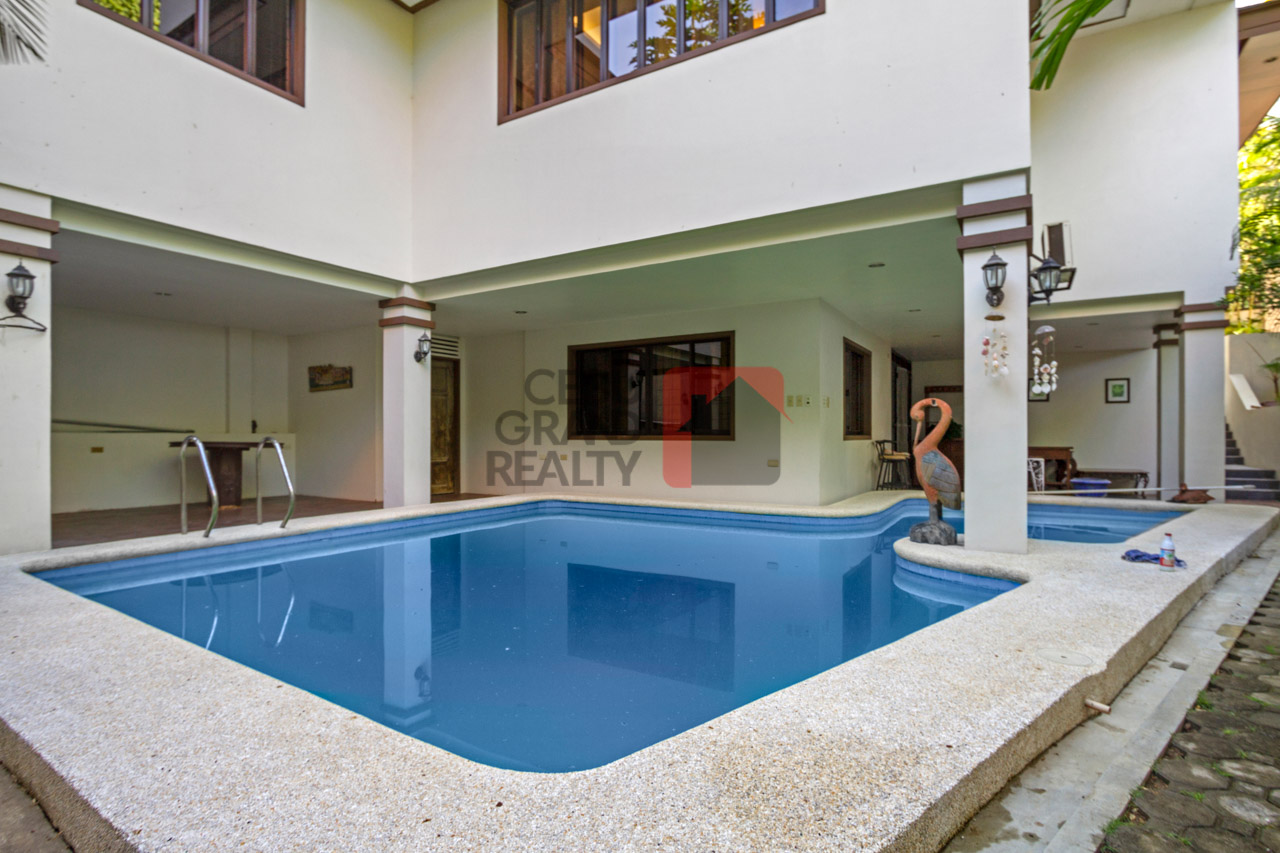 RHML70 5 Bedroom House with Swimming Pool for Sale in Maria Luis