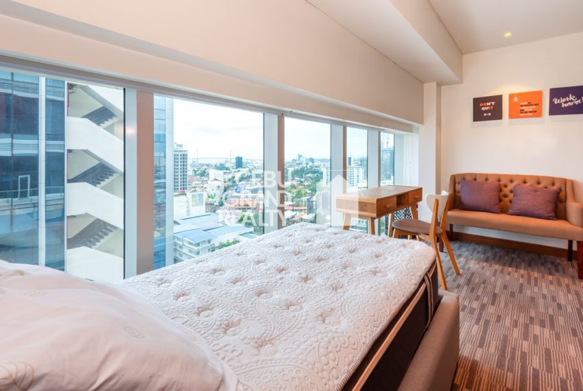 RCMR6 Refreshing 2 Bedroom Loft with Balcony for Rent in Cebu Business Park - Cebu Grand Realty (14)