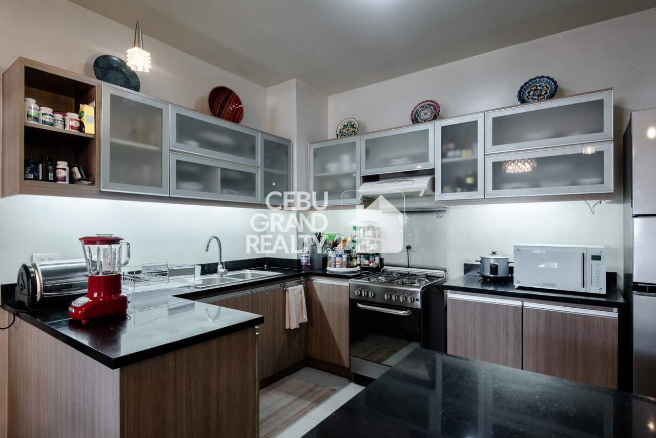 RCAV19 Furnished 4 Bedroom Bi-Level Penthouse for Rent in Avalon Condominium (3)