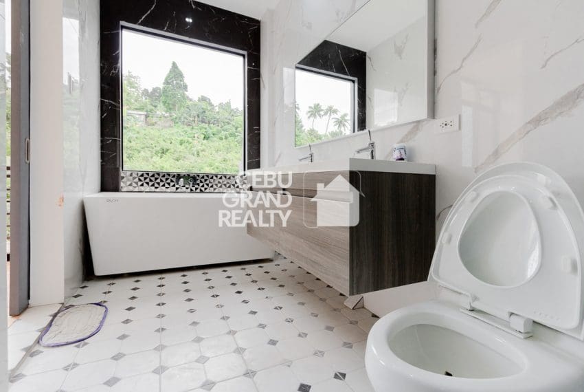 SRBHSR1 4 Bedrooms Hillside House for Sale in Banawa - 17