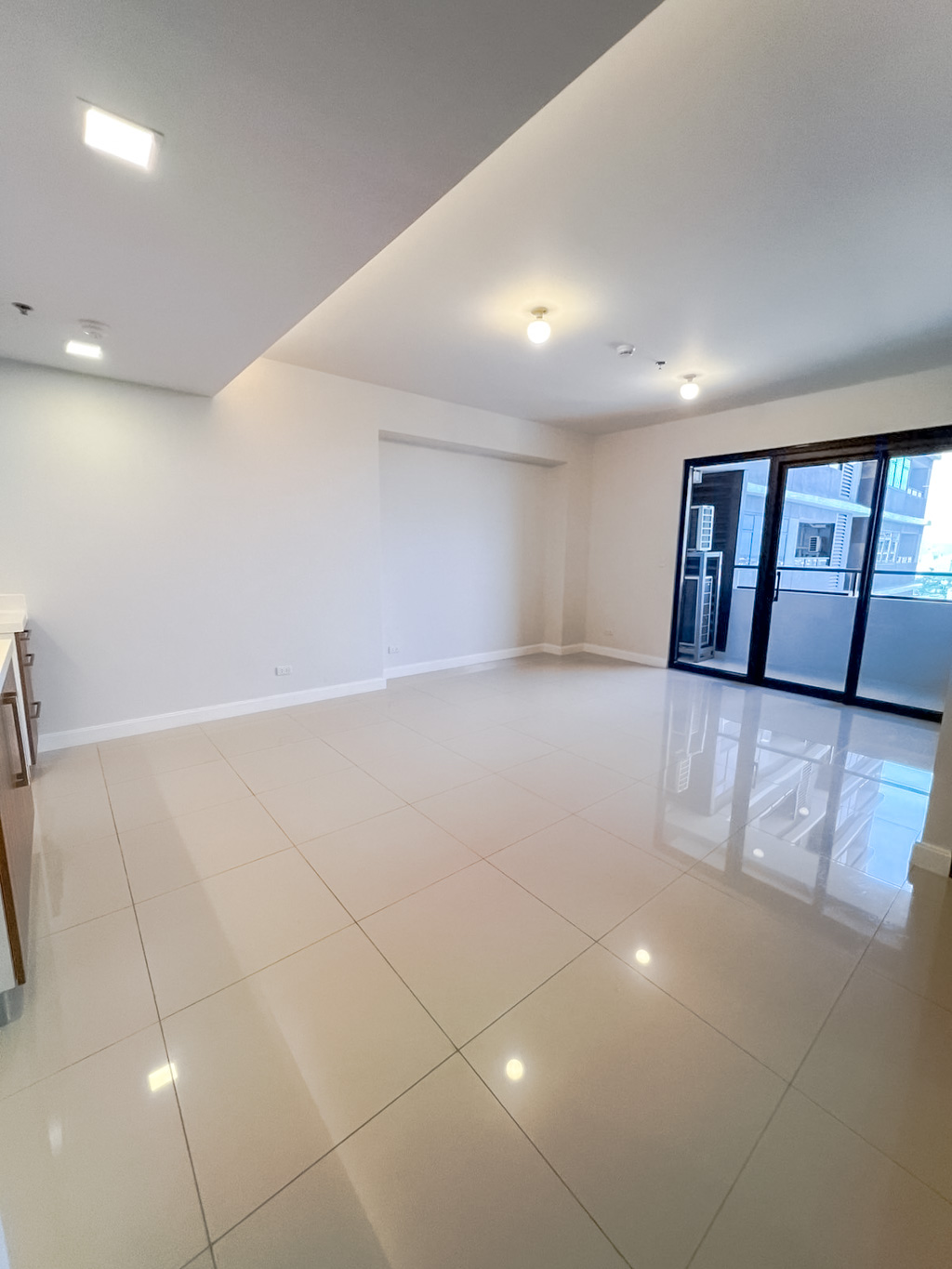 RCALC15 Unfurnished 1 Bedroom Condo for Rent in Cebu Business Park - 1