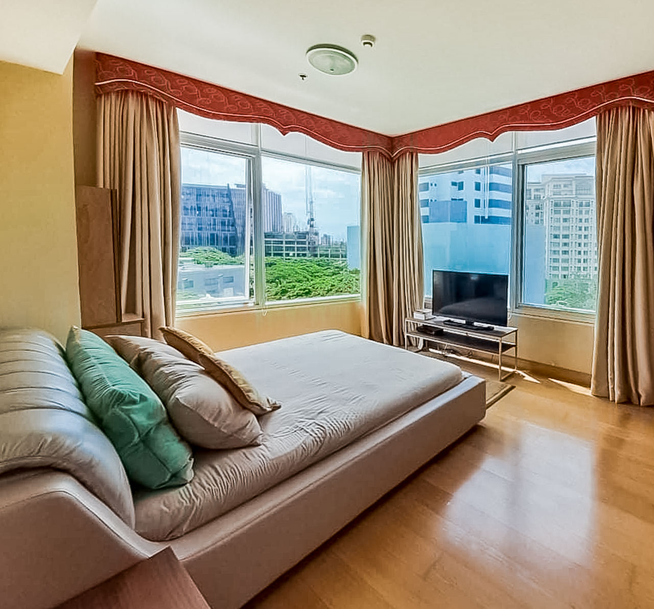 SRBTS20 Furnished 3 Bedroom Unit for Sale at 1016 Residences - 5