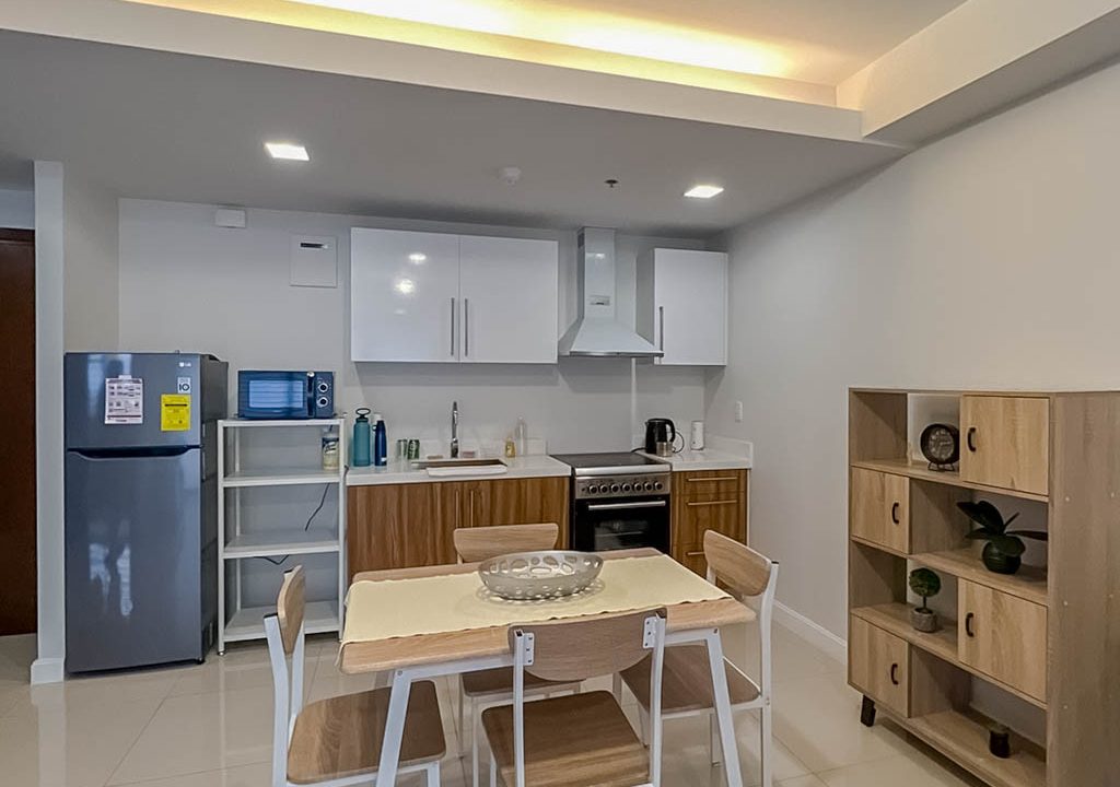 RCAV31 Furnished 1 Bedroom with Balcony for Rent in Cebu Business Park - 2