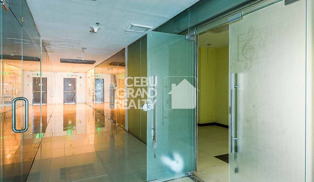 RCPAO1 Spacious Office Space with Built-in Storage in Cebu Business Park - Cebu Grand Realty (1)