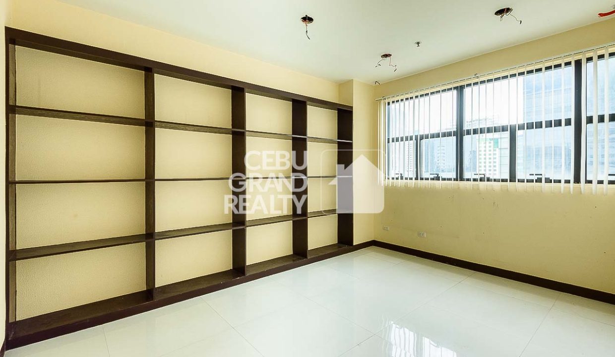 RCPAO1 Spacious Office Space with Built-in Storage in Cebu Business Park - Cebu Grand Realty (4)