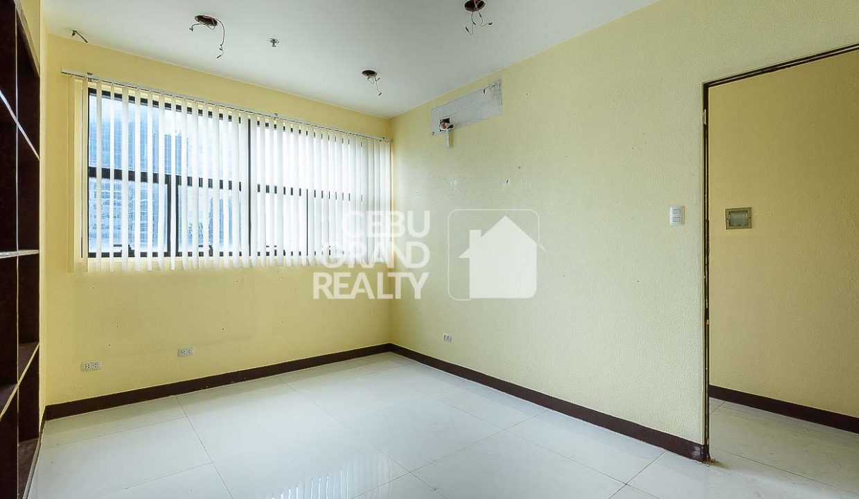 RCPAO1 Spacious Office Space with Built-in Storage in Cebu Business Park - Cebu Grand Realty (5)