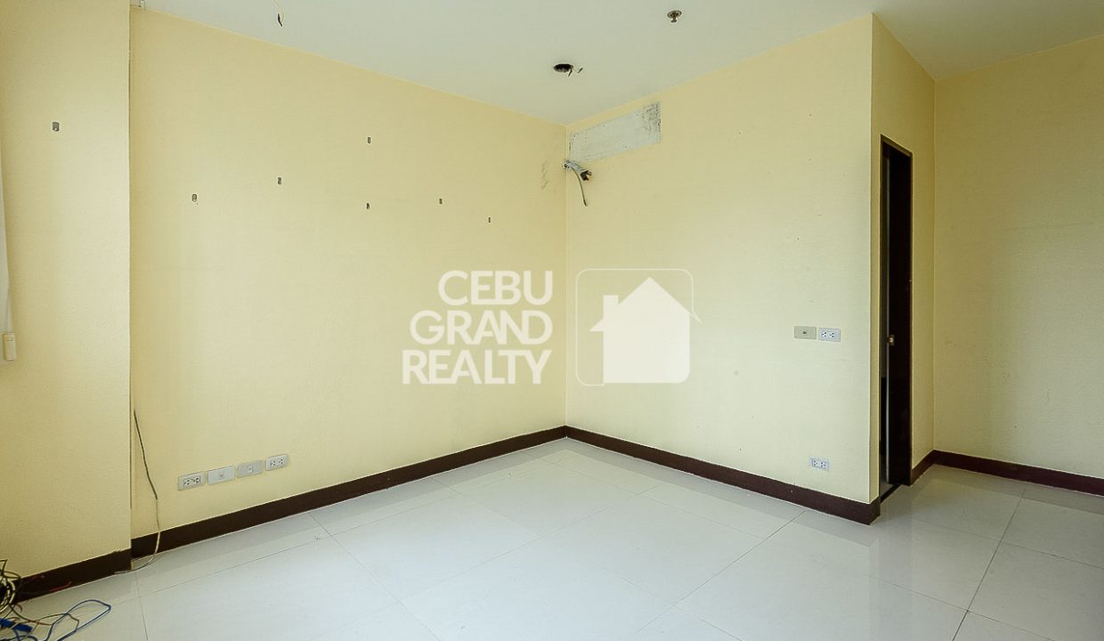 RCPAO1 Spacious Office Space with Built-in Storage in Cebu Business Park - Cebu Grand Realty (6)
