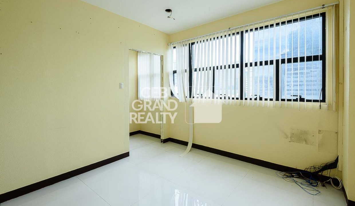 RCPAO1 Spacious Office Space with Built-in Storage in Cebu Business Park - Cebu Grand Realty (7)