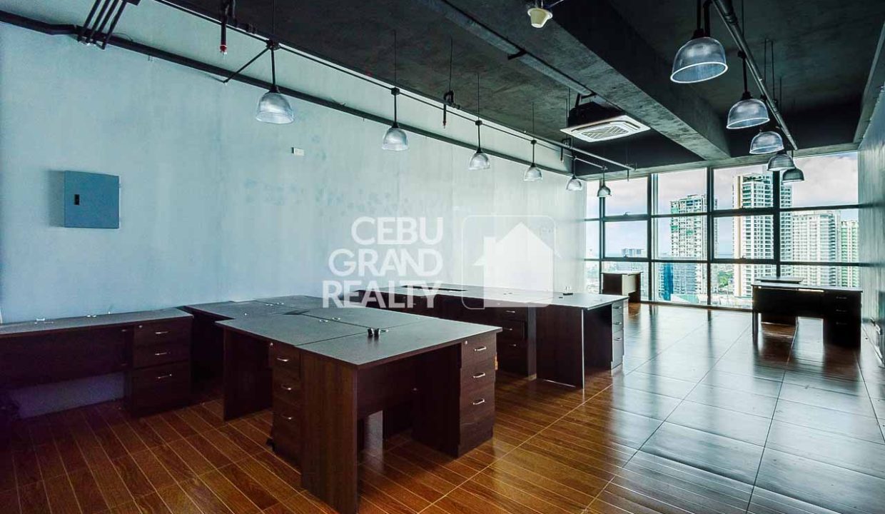 RCPLCC24 Spacious Industrial Office with Modern Amenities in Cebu Business Park - Cebu Grand Realty (1)