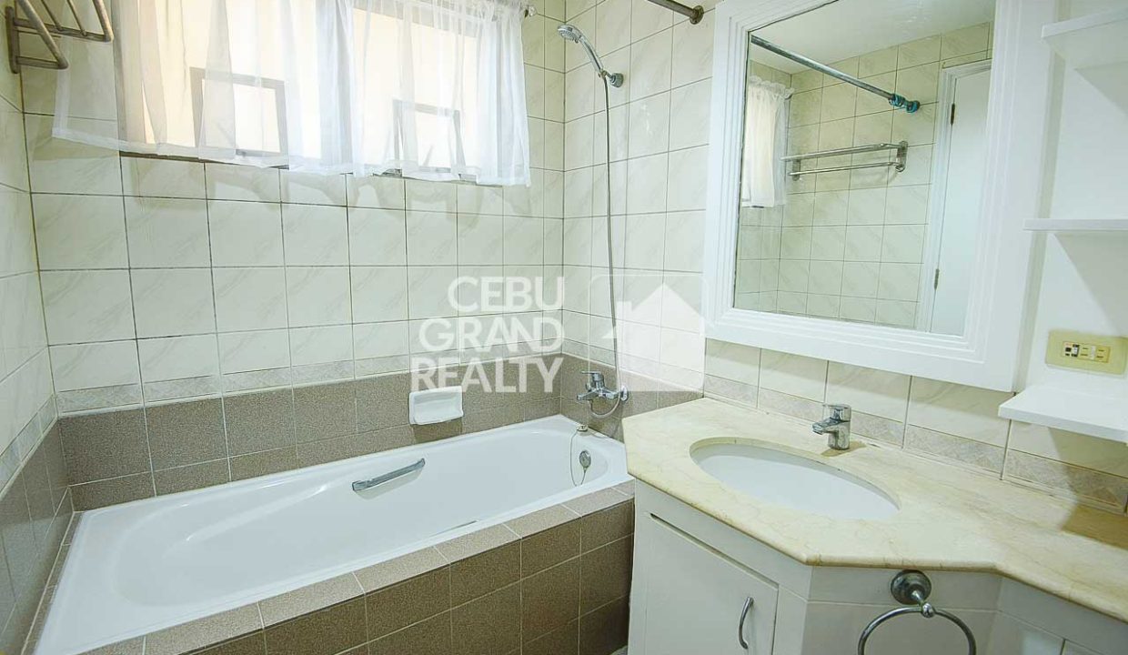 RCCL34 Elegant Condo with Spacious Living and Dining Area in Citylights Gardens - Cebu Grand Realty (15)