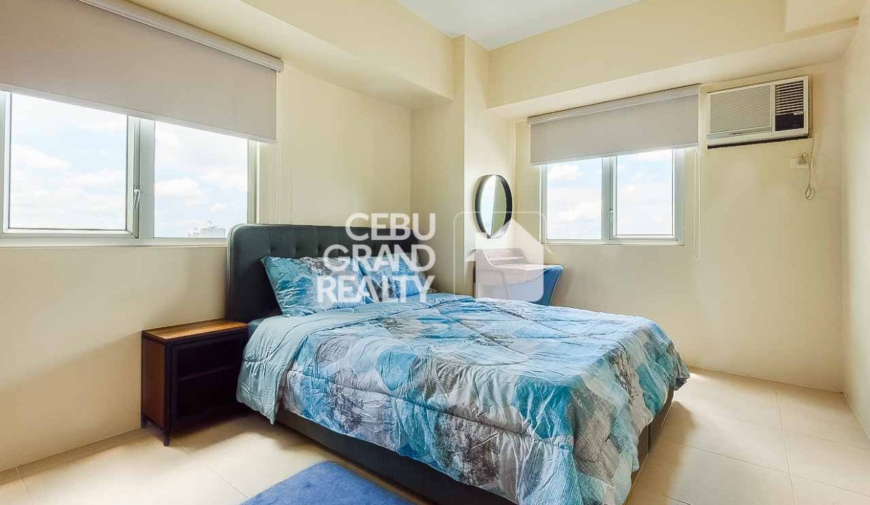 RCAR25 Sleek Modern Condo with Stunning City Views in Avida Towers Riala - Cebu Grand Realty (6)