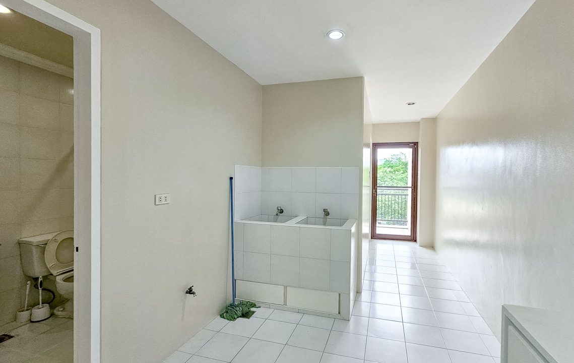 RCBC2 Modern Open-Plan Condo with Green Views in Guadalupe - Cebu Grand Realty (23)