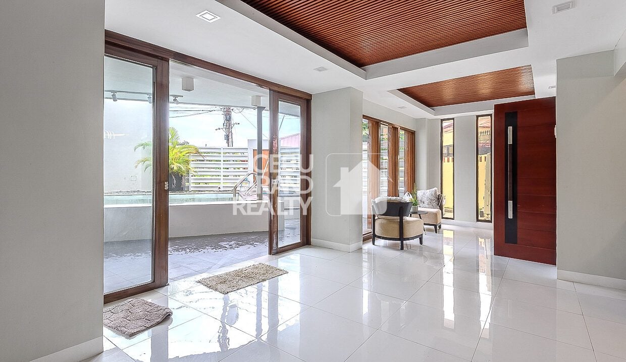 SRBBF1 Luxury House with Swimming Pool for Sale in Brookfield Subdivision - Cebu Grand Realty 3