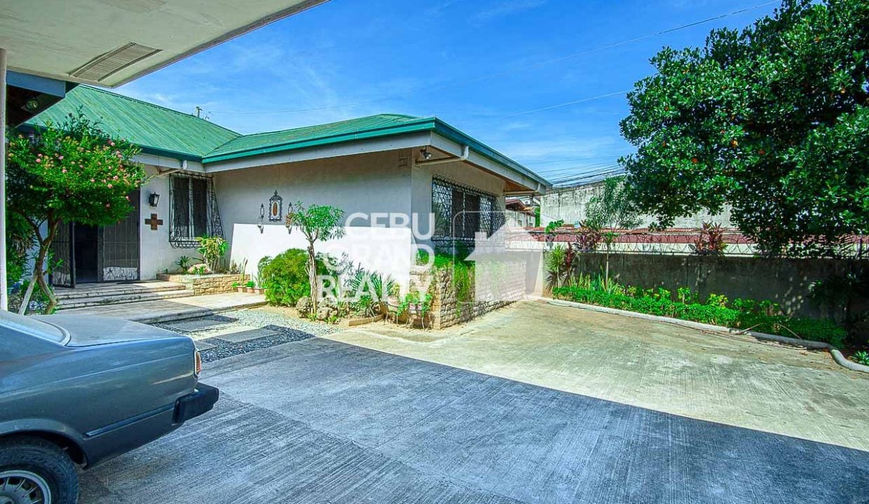 SRBSA4 Family-Friendly Bungalow with Garden in San Antonio Village - CEbu Grand Realty 3